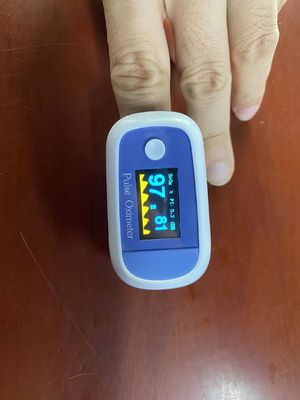 Φορητός σφυγμός Oximeter άκρων δακτύλου OLED ιατρικό για το σπίτι κλινικών, όργανο ελέγχου οξυγόνου αίματος