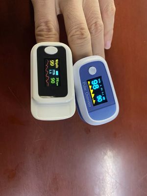 Ιατρικός σφυγμός Oximeter άκρων δακτύλου νοσοκομείων OLED για την ενήλικη παιδιατρική κλινική, όργανο ελέγχου οξυγόνου αίματος